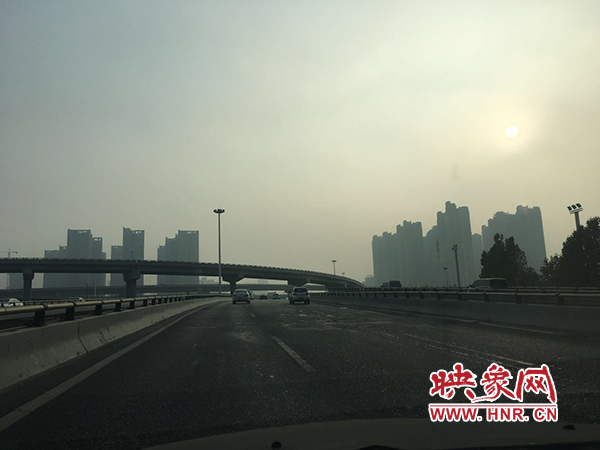 限行首日，三環(huán)橋上橋下，車輛不多，交通狀況良好。