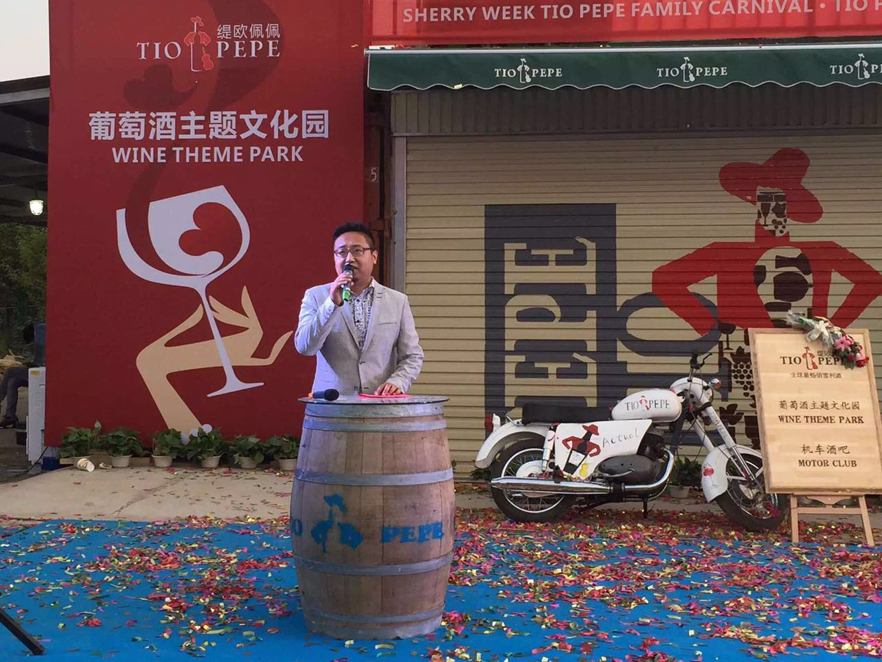 我們的巖歐巴出場(chǎng)嘍！真的是迷倒臺(tái)下一片！