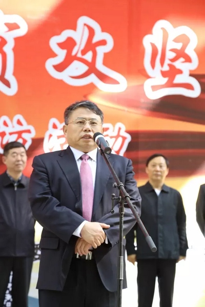 省委宣傳部副部長、省新聞出版廣電局局長朱夏炎宣布《打贏脫貧攻堅戰(zhàn)》大型采訪活動正式啟動。