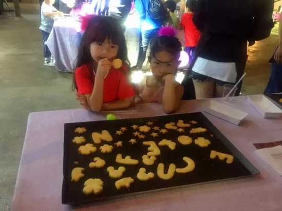 烤制好的餅干，發(fā)揮想象力，畫上美麗的圖案