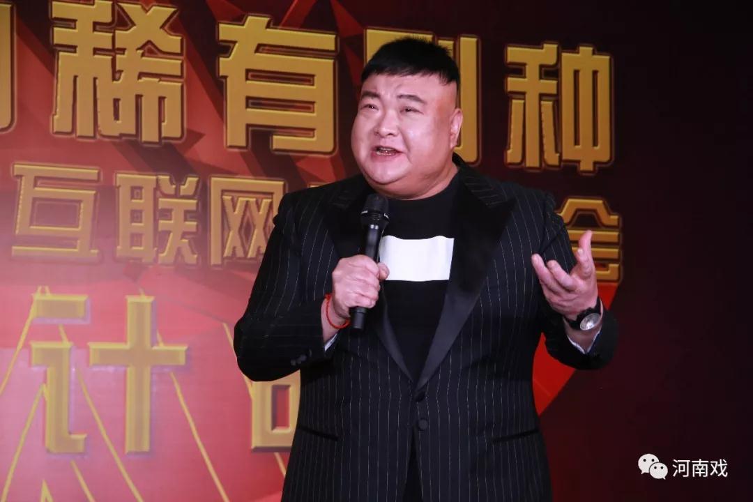 中國曲藝家協(xié)會副主席、著名相聲表演藝術(shù)家范軍作為藝術(shù)家代表致辭，并演唱稀有劇種太康道情《王金豆借糧》