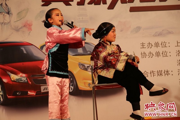 兩個小演員的表演活潑，惹得觀眾連連叫好。