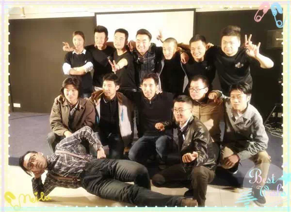 表演結(jié)束，看這哥們兒，為了和演員合影也是蠻拼的！