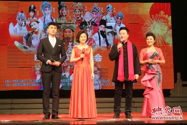 戲迷春晚主持人月陽（右二）、李亞楠（右一）、王巖（左二）、王曉凡（左一）