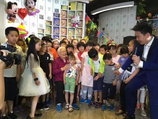 　　豫劇表演藝術(shù)家高潔老師和孩子們?cè)谝黄?，講述自己和戲曲的故事，祝福所有的小朋友節(jié)日快樂(lè)。