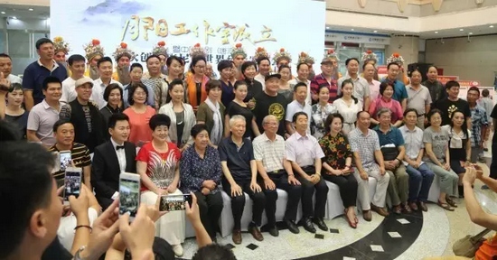 諸多藝術(shù)家和社會各界人士以及唐派弟子、戲迷到場祝賀