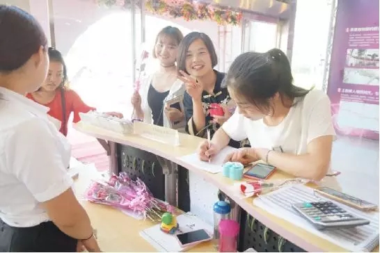 到場(chǎng)嘉賓均獲得巧克力一盒，女士另外還獲得獲得玫瑰花一支。