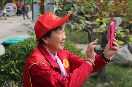 爺爺奶奶叔叔阿姨被盛運(yùn)莊園的景致吸引，紛紛拍照留影
