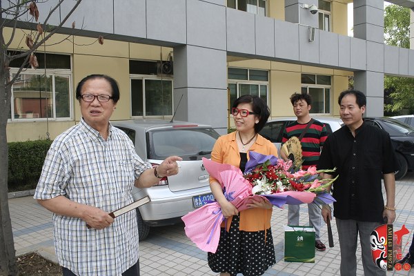  左起：著名豫劇表演藝術(shù)家賈庭聚、河南電臺戲曲廣播總監(jiān)木子、唐派再傳弟子郭志成等待看望馬云玲女士
