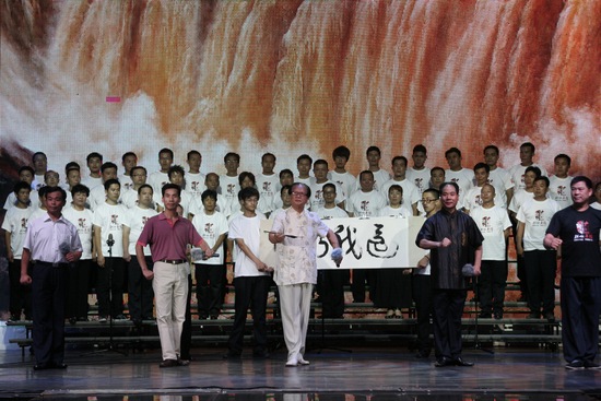 著名表演藝術(shù)家、唐派傳人賈廷聚（中），率眾弟子演唱唐派經(jīng)典名段《還我河山》