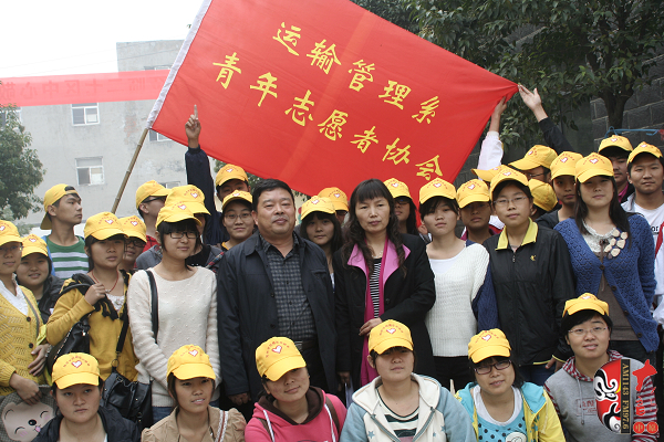 現(xiàn)場擠滿了來自各個(gè)大學(xué)的志愿者