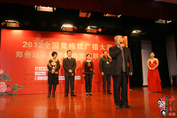 選手五人一組上臺表演，臺上為第一組選手