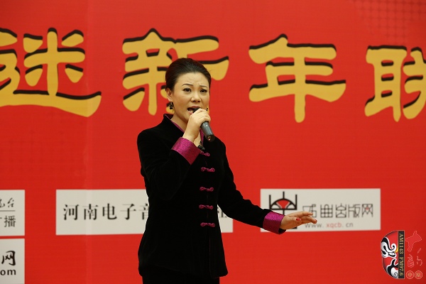 戲曲廣播主持人王唯、曉琴、丁蘭、李鋮及鄭州市曲劇團(tuán)優(yōu)秀演員張娜共同表演的小品《賣鞋》
