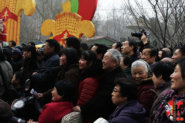 人民公園現(xiàn)場人頭攢動(dòng)，其他媒體記者不得不舉起相機(jī)拍照