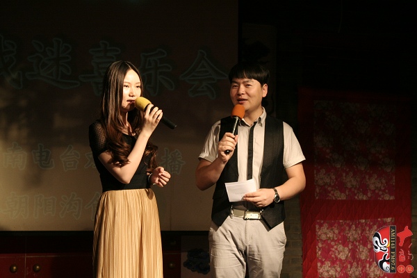 主持人：河南電臺(tái)戲曲廣播《越學(xué)越開(kāi)心》主持人張琳，著名戲曲節(jié)目主持人、戲曲廣播當(dāng)家小生月陽(yáng)