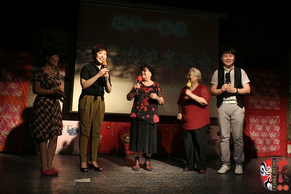 戲曲廣播總監(jiān)木子、豫劇表演藝術(shù)家楊華瑞、高潔、戲曲廣播當(dāng)家小生月陽(yáng)、票友張華合作表演《朝陽(yáng)溝》選段