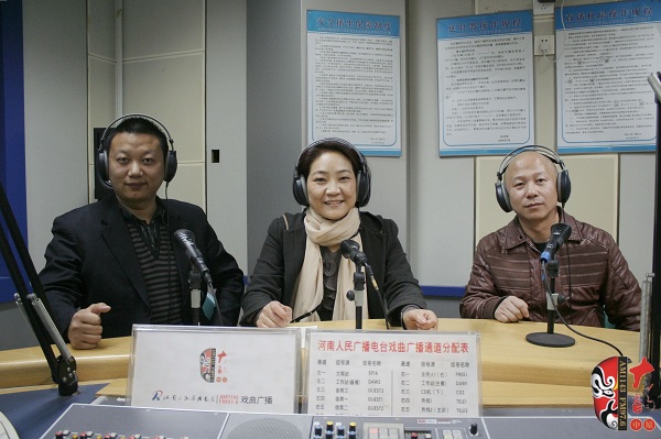 本次傳統(tǒng)古裝大戲《三哭殿》的輔導老師之一、著名越調演員李娟（中）及本次大戲的主要演員做客直播間