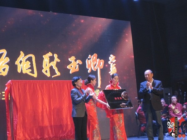 省委組織部副部長(zhǎng)、人力資源和社會(huì)保障廳廳長(zhǎng)楊盛道，省文化廳廳長(zhǎng)楊麗萍為玉卿戲曲音樂(lè)藝術(shù)研究院揭牌
