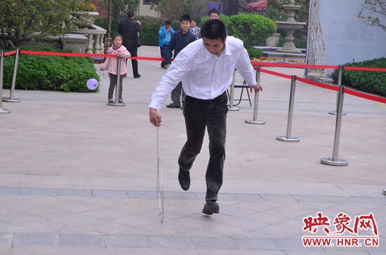 說是比賽，其實就是活力的釋放，就是開心的海洋，丟沙包、踢毽子、三人四足、滾鐵環(huán)等項目