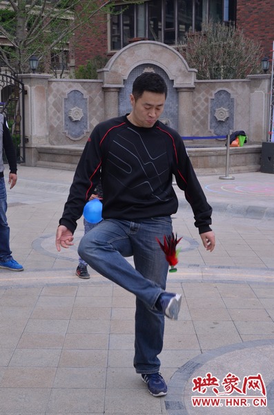 說是比賽，其實就是活力的釋放，就是開心的海洋，丟沙包、踢毽子、三人四足、滾鐵環(huán)等項目