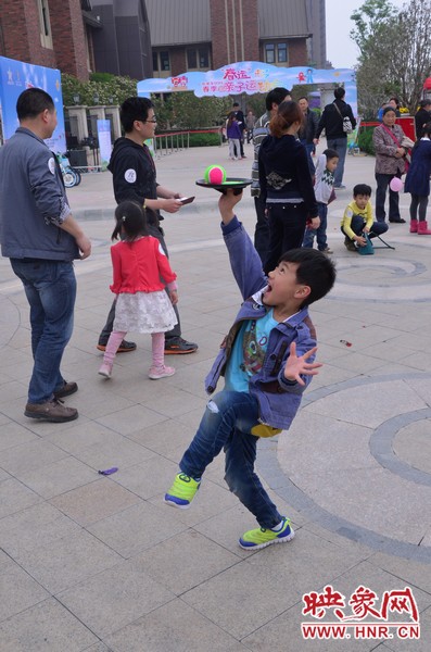 小弟弟，你玩?zhèn)€托球不用這么夸張吧，哈哈！