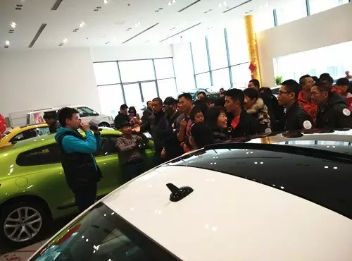 現(xiàn)場(chǎng)活動(dòng)由私家車廣播《999車生活》主播飛揚(yáng)、佳雨主持，新年呵護(hù)，溫暖你一路。