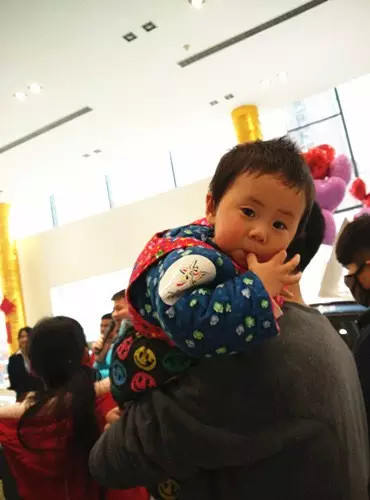小朋友雖然你骨骼清奇，但是米、油你照樣拎不動(dòng)啊，還是乖乖的油卡拿好吧。