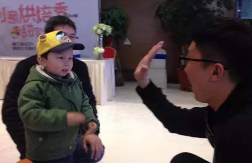 老楊你真心的是童心未泯啊，來，跟叔叔Give Me Five！