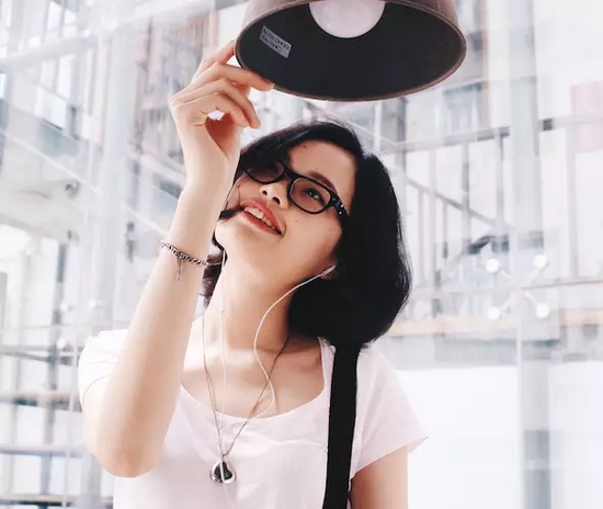 當(dāng)然，怎么能少的了美女出鏡？