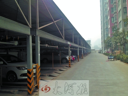 中原區(qū)新禧園小區(qū)，靠著圍墻的空地，建成兩層立體車庫。
