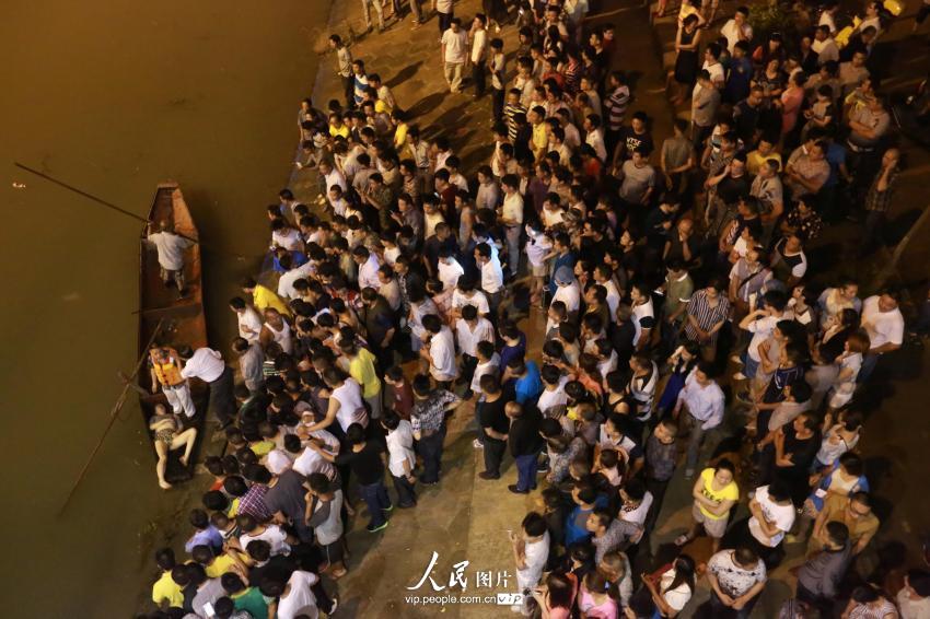 6月4日晚，湖南省婁底市二大橋跳河自殺的女子遺體被打撈上來(lái)。