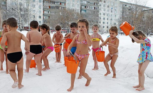 幼兒園的兒童身穿泳裝，在零下25度的雪地里沖涼水澡。