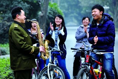 自學(xué)三種樂(lè)器，大學(xué)保安哥夢(mèng)想開(kāi)音樂(lè)會(huì)