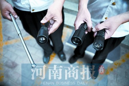 鄭州8名小學(xué)生持警棍、電擊槍街頭“火拼”