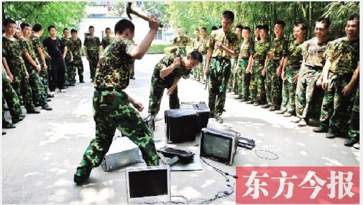 為了讓孩子表達戒除網癮的決心，學校組織孩子親手砸毀電腦