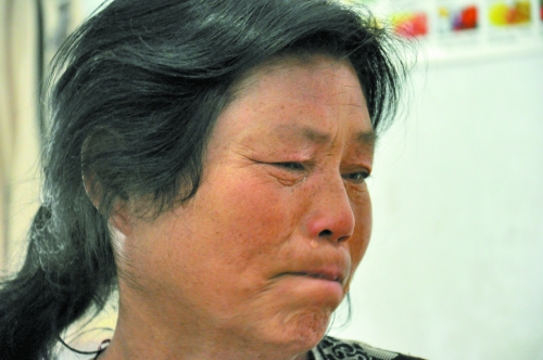 談及女兒的病情，王學(xué)鳳不禁哭了出來