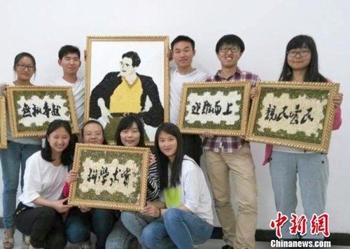 大學(xué)生們?yōu)榧o(jì)念焦裕祿，用黑豆、綠豆、大米等糧食在硬紙板上創(chuàng)作的糧食畫