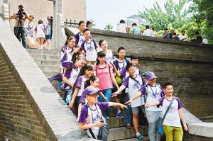 西安小雁塔景區(qū)內(nèi)，學(xué)生們正在古跡前合影留念
