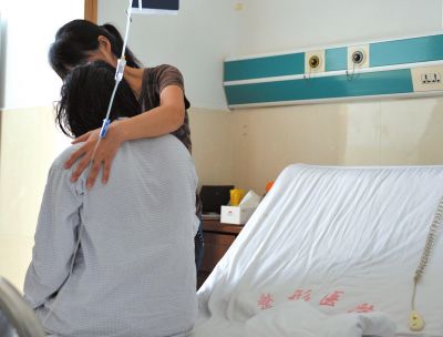 由于前天進(jìn)行了面部修復(fù)手術(shù)，俞燕身體不適，父母24小時陪在她的身邊