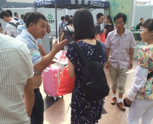 女大學(xué)生一出站，黑車的拉客仔就圍上招攬