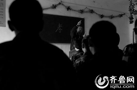 方光與其他癡迷網(wǎng)絡(luò)游戲的孩子一起，在重新認識“孝”的含義