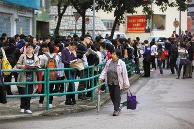 2012年12月1日早晨，香港一處SAT考場(chǎng)，考生在等候進(jìn)場(chǎng)