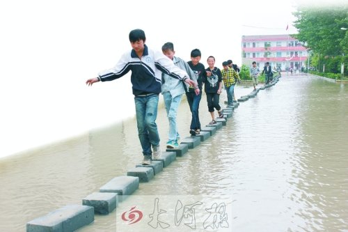 因“挪”修下水道錢學校被淹 學生渡“?！鄙蠈W