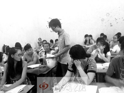 補(bǔ)習(xí)課上，馮昊怡不像老師，更像是學(xué)生們的同學(xué)。
