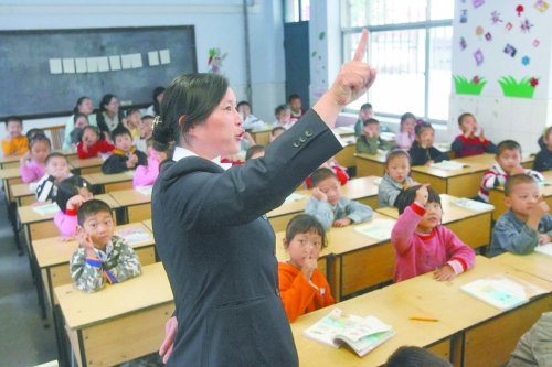 不到上小學(xué)年齡的孩子，只得在幼兒園復(fù)讀或者上“幼小銜接班”