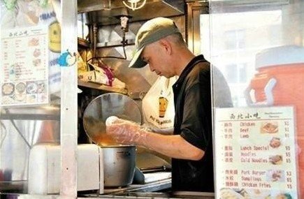 紐約哥大門口，顧客排長隊買他的肉夾饃