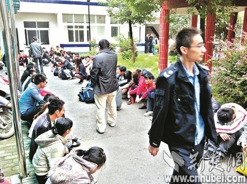 派出所院子里，擠滿了被解救的傳銷人員