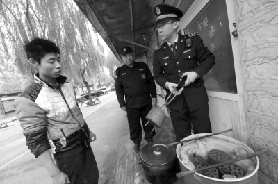 一餐館違規(guī)使用煤爐，被麥子店城管隊(duì)責(zé)令停止，并限期清除所屯的蜂窩煤