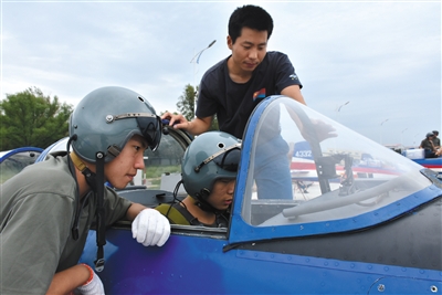 8月26日，來(lái)自吉林、湖北、山東的青少年航空學(xué)校的高中學(xué)生，進(jìn)行了首次飛行體驗(yàn)活動(dòng)