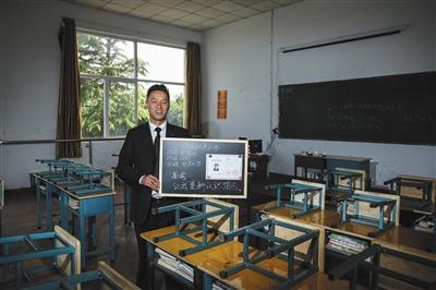 　張俊成，41歲，曾是北京大學(xué)的一名保安。1995年，通過成人高考，考上了北京大學(xué)法律系(?？?，被媒體稱為“北大保安高考第一人”，現(xiàn)為長治市一所中等職校的校長